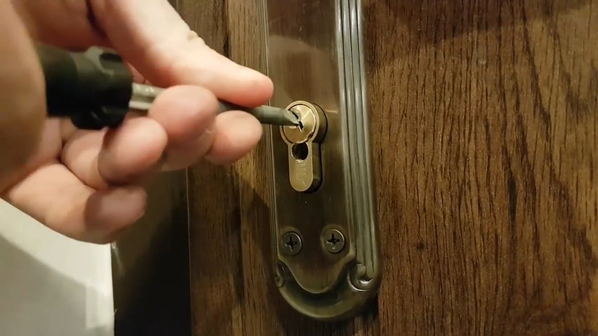 Что делать если не открывается дверь квартиры. Вскрытие цилиндрового замка. Межкомнатная дверь с цилиндровым замком. Дверь без ключа. Дверной замок без ключа.