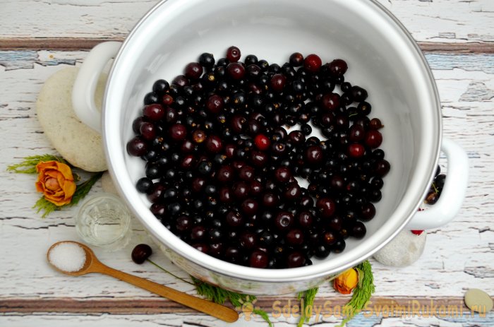 Ликер из вишен и черной смородины