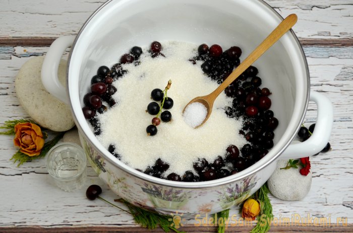 Ликер из вишен и черной смородины