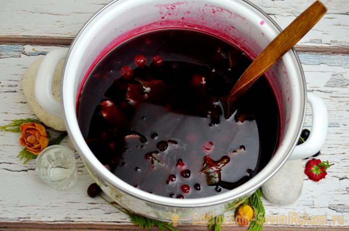 Ликер из вишен и черной смородины