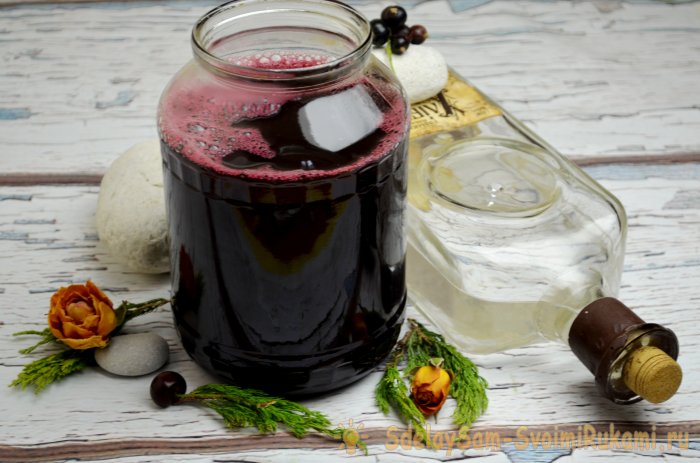 Ликер из вишен и черной смородины