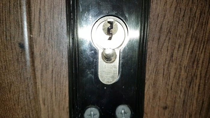Аварийное вскрытие двери сверлим вставку замка
