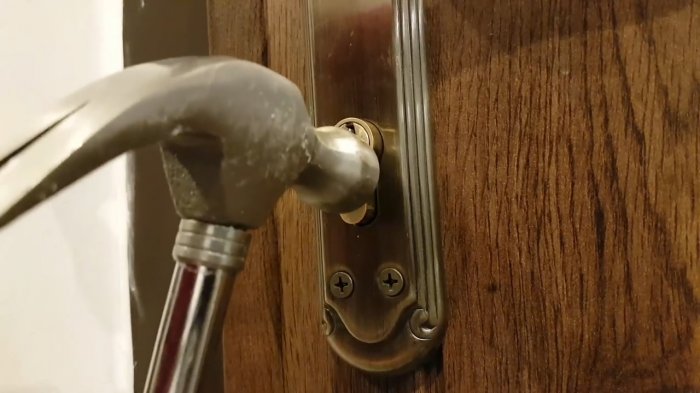 Аварийное вскрытие двери сверлим вставку замка