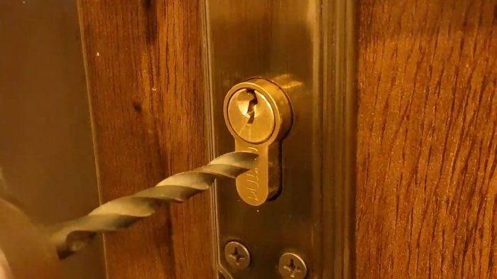 Аварийное вскрытие двери сверлим вставку замка