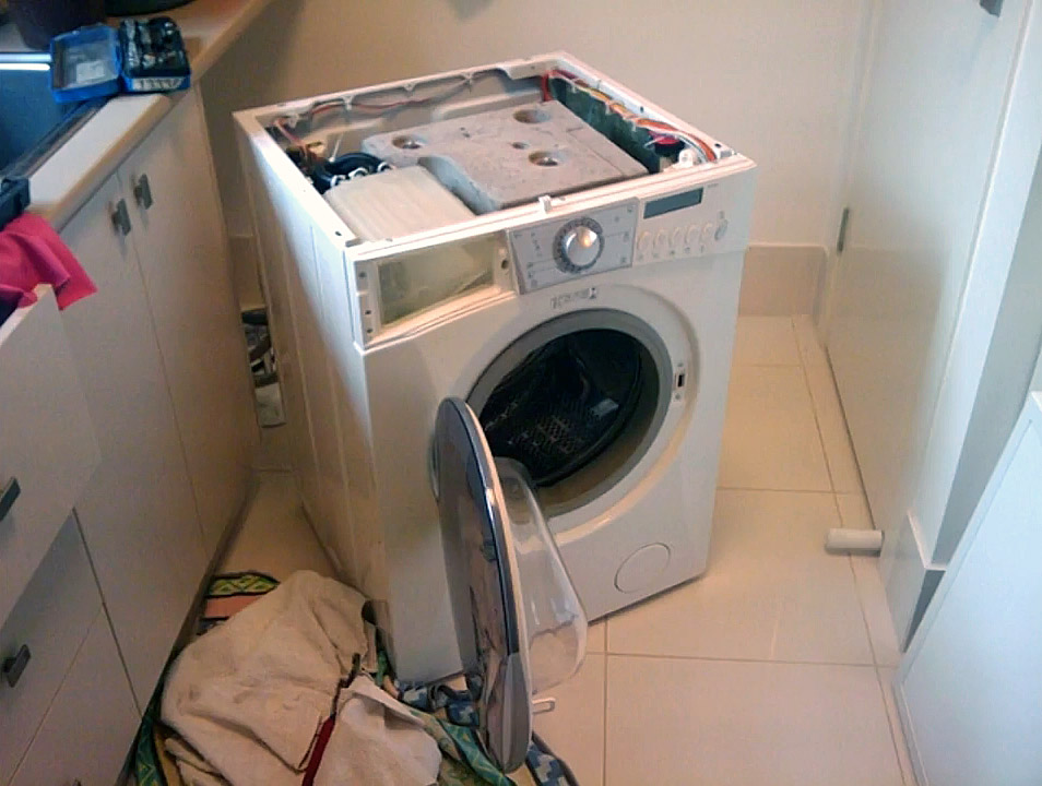 Разбивают стиральную машину. Стиральная машина. Сломанная стиральная машина. Поломанная стиральная машина. Разобранная стиральная машина.