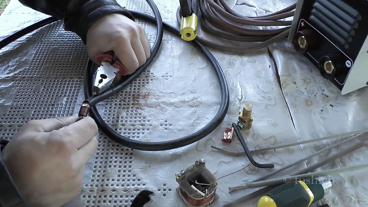 Соединение сварочных кабелей. Сварка муфт зарядным. Защита для сварочных кабелей. Как соединить сварочный кабель. Соединение сварочных кабелей при наращивании длины производится.
