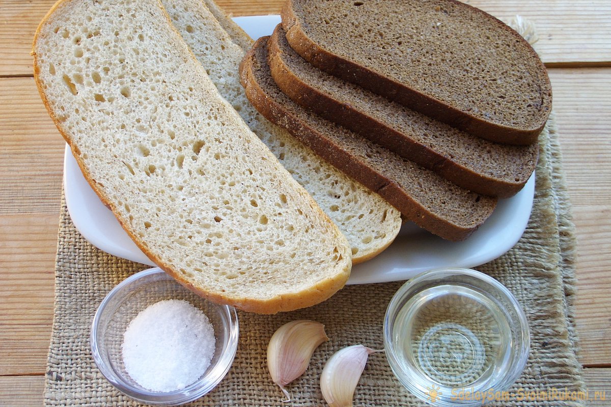 Хлеб в духовке без масла. Хлеб натертый чесноком. Хлеб с чесноком и подсолнечным маслом. Хлебная корочка с чесноком. Сухари из белого хлеба в духовке.