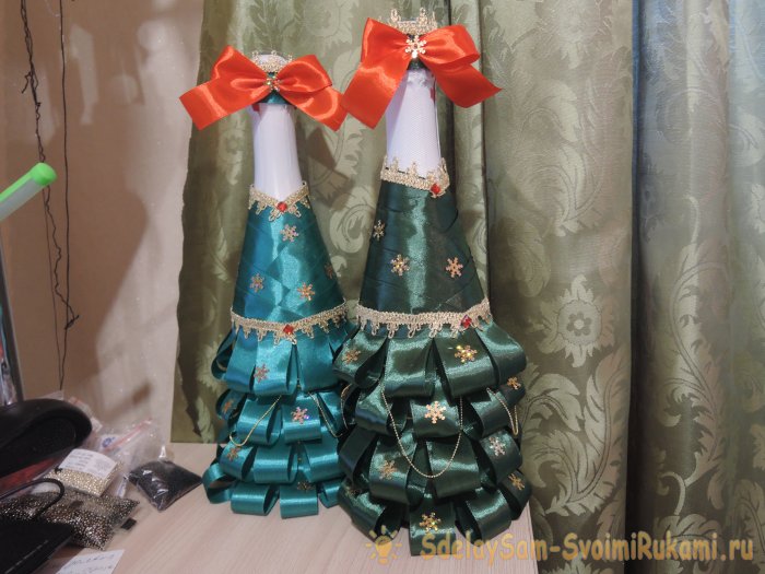 Шампанское в наряде елочки для новогоднего стола