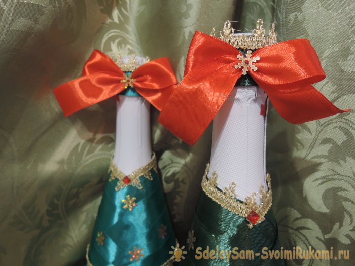 Шампанское в наряде елочки для новогоднего стола