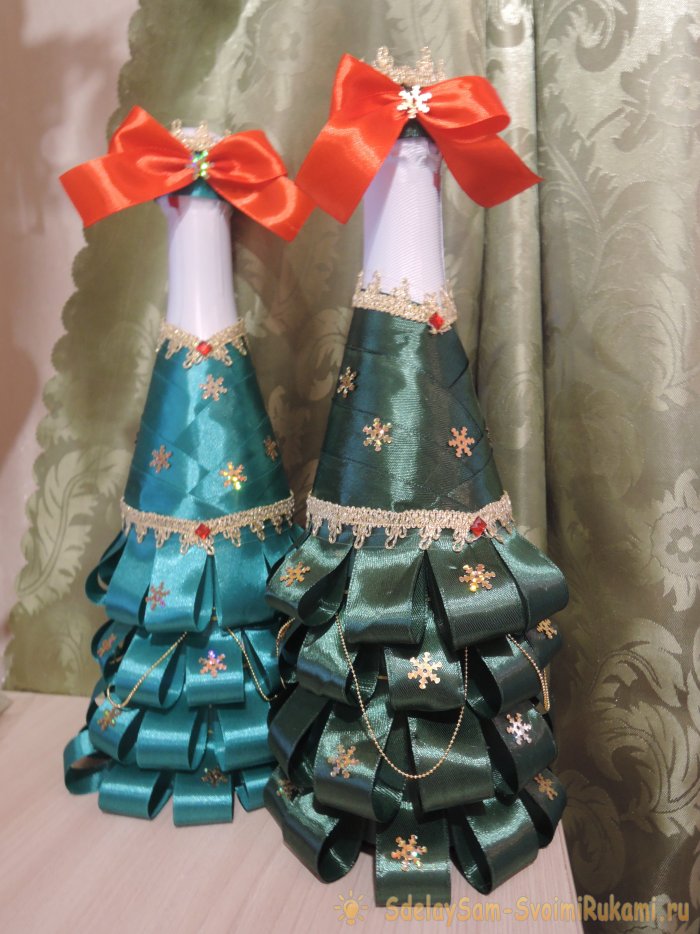 Шампанское в наряде елочки для новогоднего стола