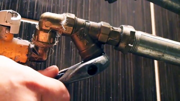 Слабый напор воды Засорился фильтр грубой очистки