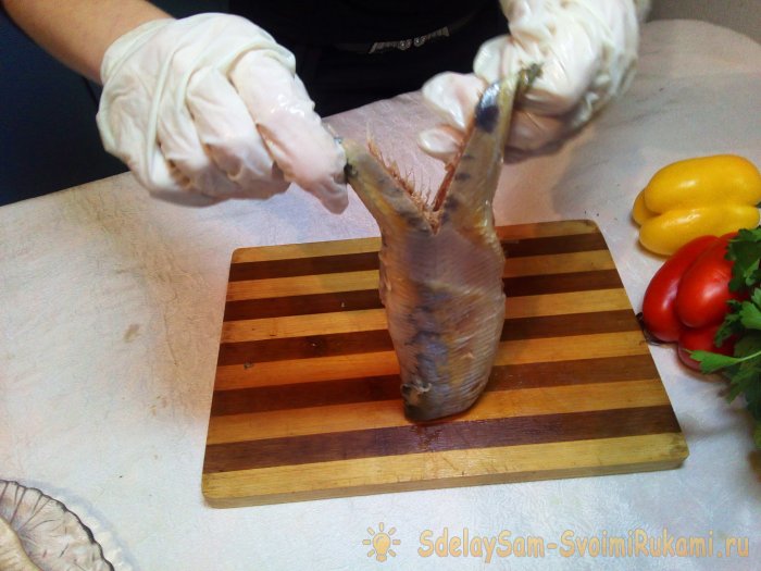 Как правильно разделать селедку с костей и как почистить бескостную селедку на филе всего за несколько минут