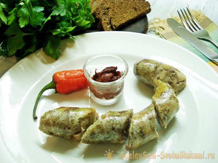 Домашняя колбаса из куриных бедер и свиного фарша