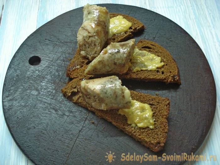 Домашняя колбаса из куриных бедер и свиного фарша