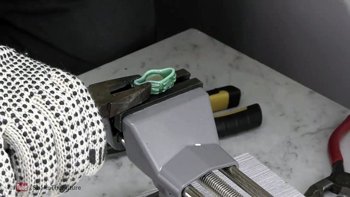 Как сделать болт барашек из обычного болта и ПЭТ бутылки