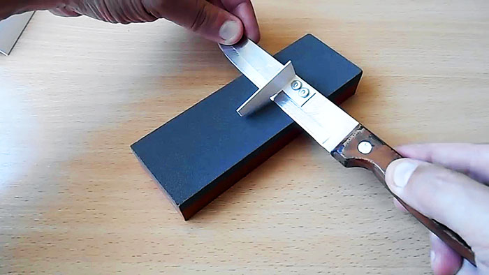 Простое приспособление для контроля правильного угла при ручной заточке ножа