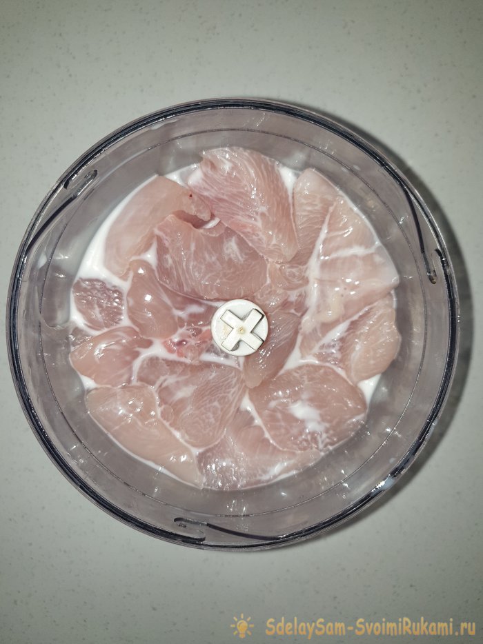 Молочные сардельки из куриного филе