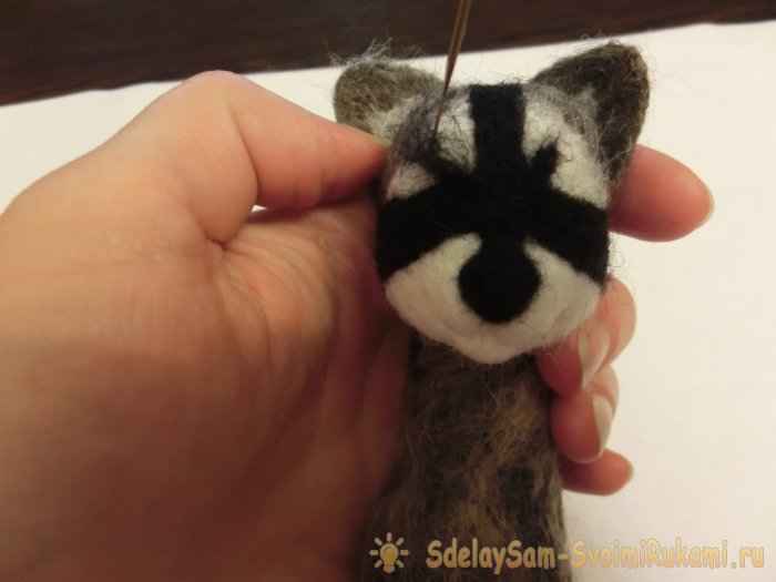 Валяный енот из шерсти