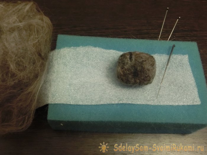 Валяный енот из шерсти