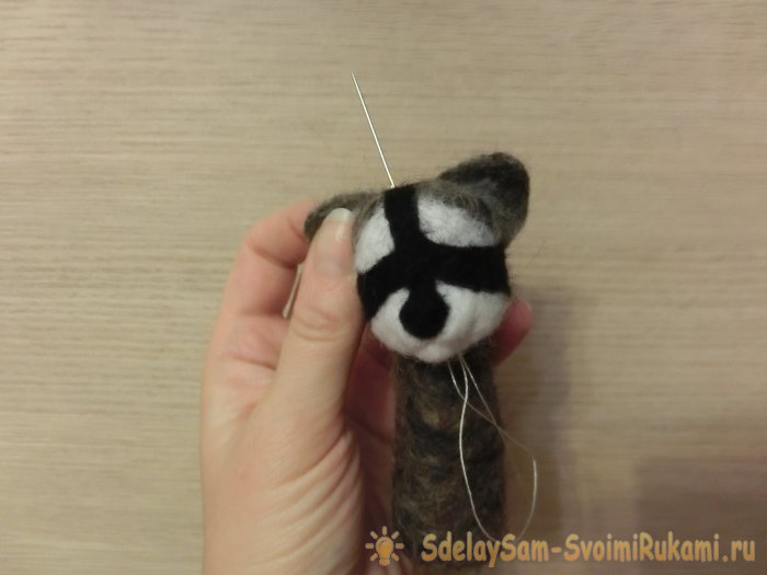 Валяный енот из шерсти