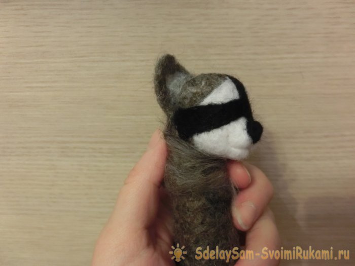 Валяный енот из шерсти