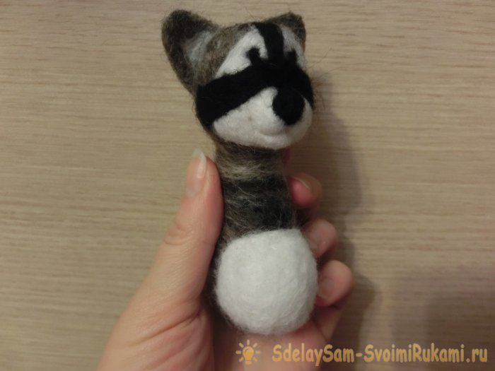 Валяный енот из шерсти
