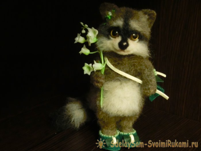 Валяный енот из шерсти