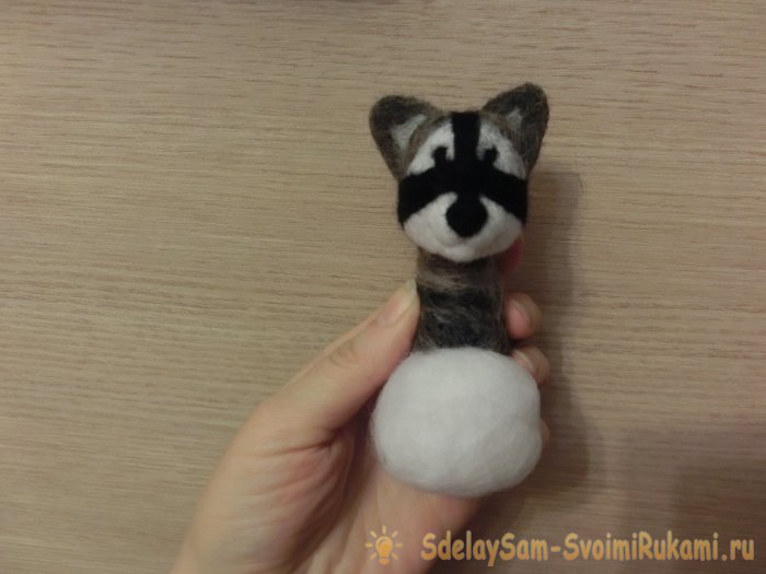 Валяный енот из шерсти