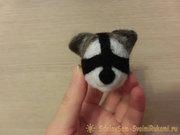 Валяный енот из шерсти