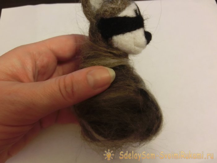 Валяный енот из шерсти