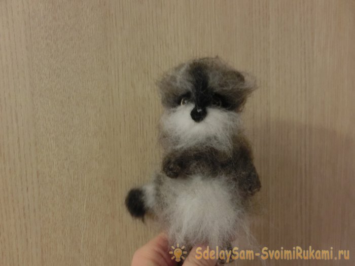 Валяный енот из шерсти