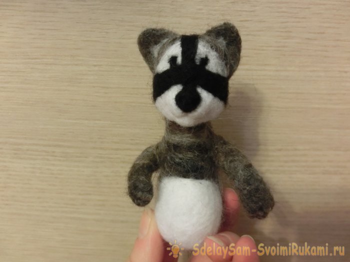 Валяный енот из шерсти