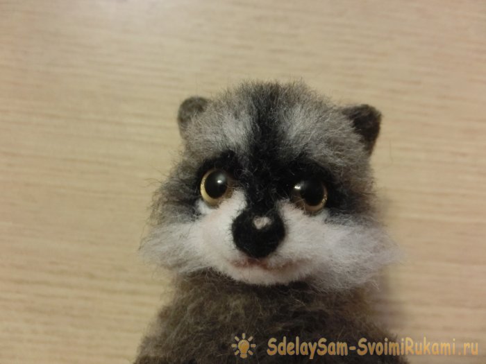 Валяный енот из шерсти