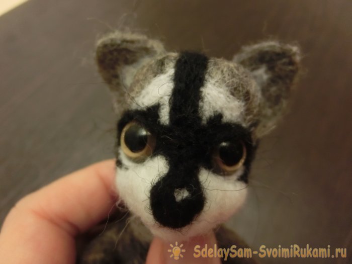 Валяный енот из шерсти