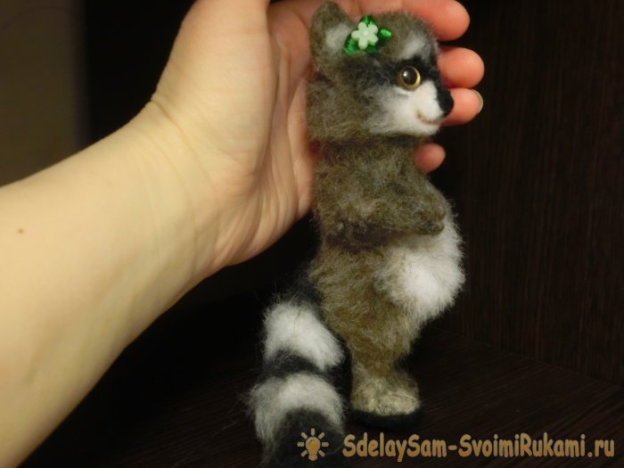 Валяный енот из шерсти