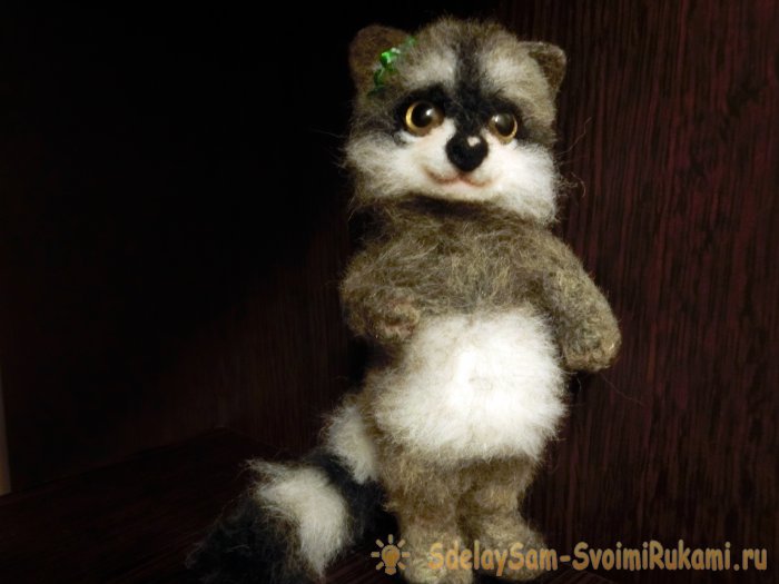 Валяный енот из шерсти