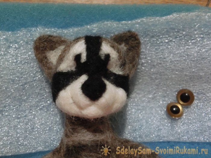 Валяный енот из шерсти