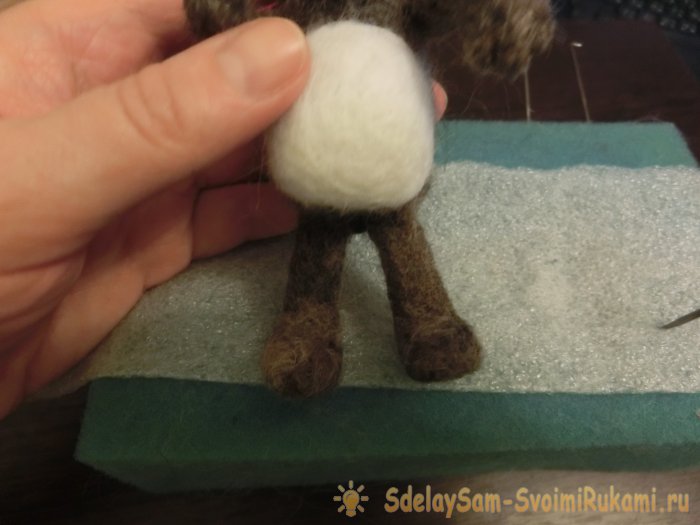 Валяный енот из шерсти