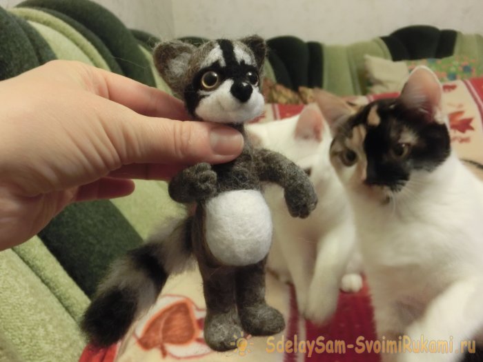 Валяный енот из шерсти