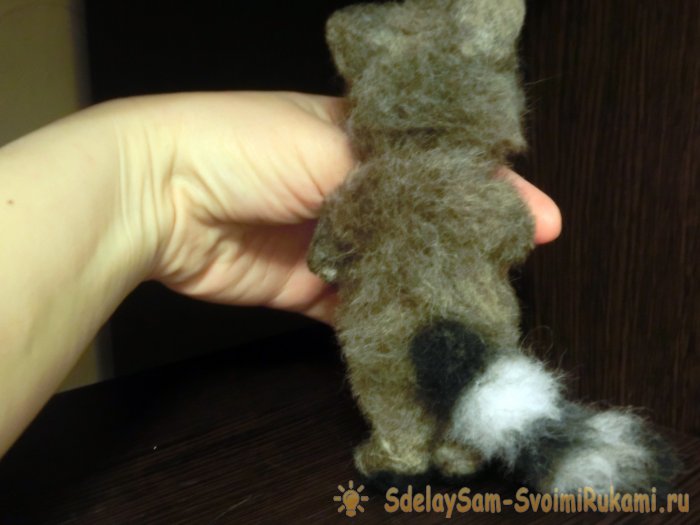 Валяный енот из шерсти