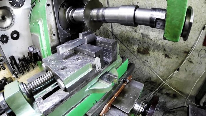 Как сделать квадратное отверстие