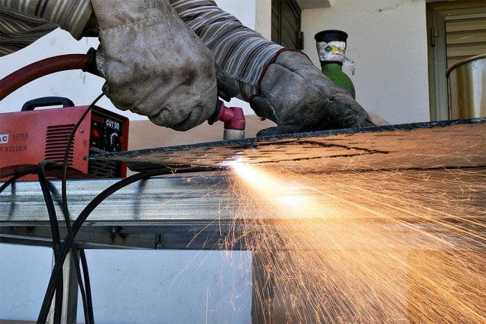 Самодельный стол со встроенным барбекю