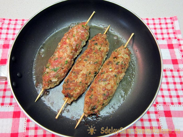 Люля-кебаб из свинины на сковороде