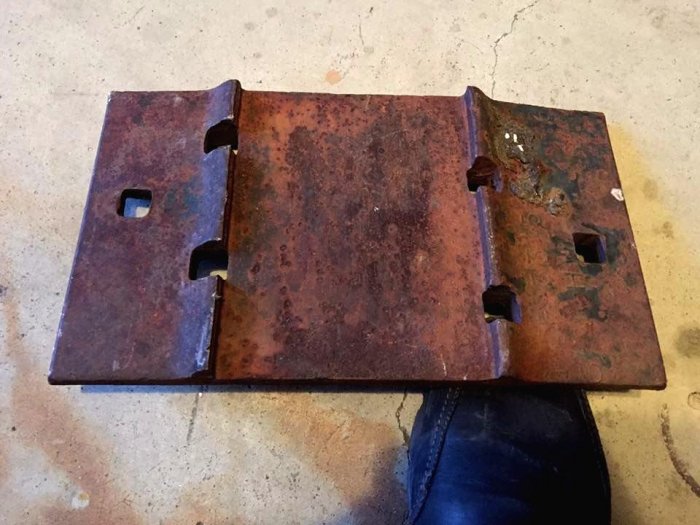 Заклепочный блок из рельсовой подкладки