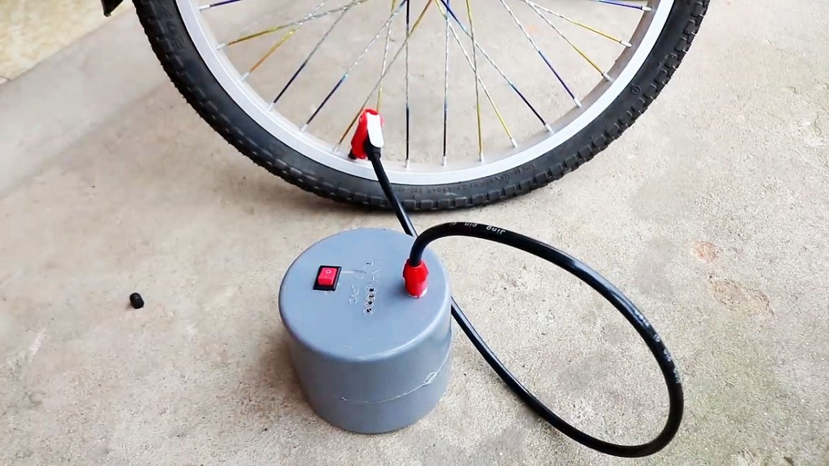 Качки колес. Компрессор для велосипеда. Насос для велосипеда электрический. Насос для накачивания колес велосипеда. Компрессор для накачки шин велосипеда.
