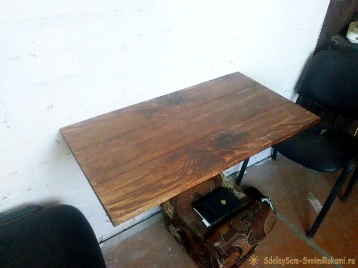 Деревянный стол с креплением к стене