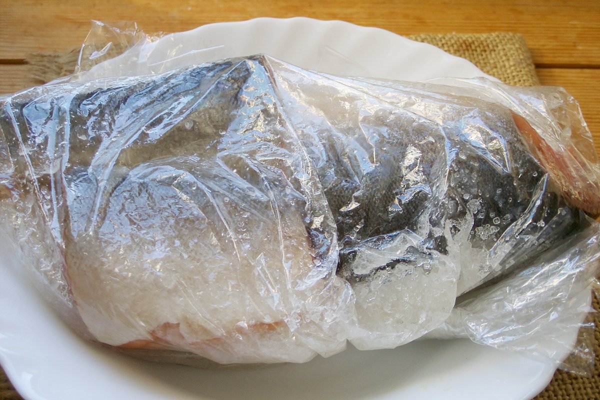 Морожено соленая рыба. Рыба мороженая в пакете. Горбуша замороженная. Горбуша в пакете. Горбуша в прозрачном пакете.
