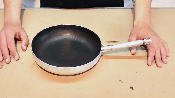 Как просто очистить сковородку от нагара без «химии»