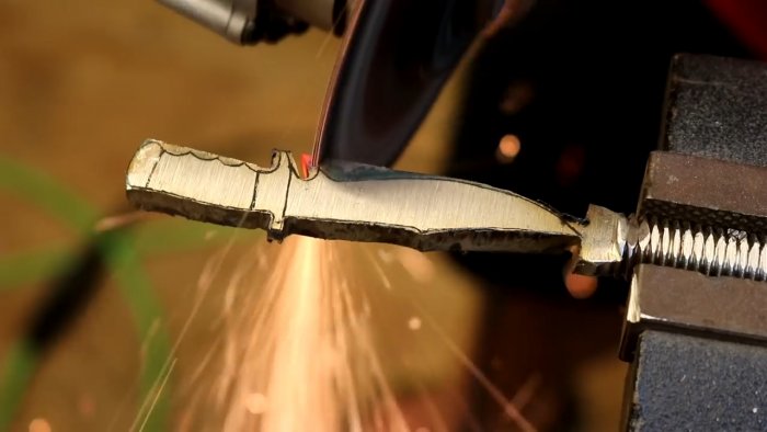 Как превратить болт в красивый маленький сувенирный охотничий нож