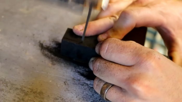 Как превратить болт в красивый маленький сувенирный охотничий нож